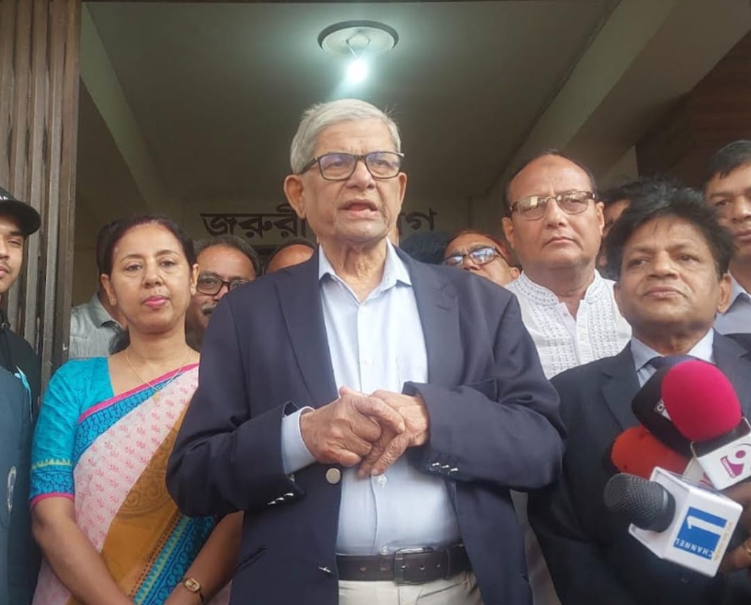 ঠাকুরগাঁওয়ে মেডিকেল কলেজের সিদ্ধান্ত হয়ে গেছে : মির্জা ফখরুল রহমত আরিফ ঠাকুরগাঁও সংবাদদাতাঃ স্থানীয় সরকার, পল্লী উন্নয়ন ও সমবায় মন্ত্রণালয়ের মন্ত্রী ও বিএনপির মহাসচিব মির্জা ফখরুল ইসলাম আলমগীর বলেছেন, আমরা ঠাকুরগাঁও জেনারেল হাসপাতাল পরিদর্শন করেছি। পরিদর্শনের সময় হাসপাতালের কর্মকর্তা ও নেতাকর্মীরা উপস্থিত ছিলেন। হাসপাতালটি পরিষ্কার-পরিছন্ন দেখেছি এবং আমরা ভাবছি হাসপাতালটিকে আরও উন্নত করা যায় কিনা।তিনি বলেন, আপনারা সবাই জানেন এখানে একটা মেডিকেল কলেজ করার সিদ্ধান্ত হয়ে গেছে। জায়গায়ও ঠিক করা হয়ে গেছে। মেডিকেল কলেজ হলে স্বাস্থ্য সেবা আরও উন্নত হবে আশা করছি। মেডিকেল কলেজটি হলে ২৫০ শয্যার হাসপাতালটিকে ৫০০ শয্যায় উন্নতি করা হবে। যাতে এলাকার মানুষ স্বাস্থ্য সেবা পায়। আমরা সবসময় সজাগ থাকব। রোববার (১ মার্চ) ঠাকুরগাঁও জেনারেল হাসপাতাল পরিদর্শন শেষে সাংবাদিকদের এসব কথা বলেন তিনি।স্থানীয় সরকার মন্ত্রী বলেন, হাসপাতাল সুপারকে বলেছি স্বাস্থ্য সেবার মান বাড়াতে আপনাদের যা যা প্রয়োজন আমাদের জানালে আমরা সেভাবে সরকারের তরফ থেকে ব্যবস্থা করে দেব। এছাড়া জেলা প্রশাসকের পক্ষে থেকে হাসপাতালে আরেকটি লিফটের ব্যবস্থা করে দেওয়া হবে। মির্জা ফখরুল বলেন, আমি হাসপাতালের সিভিল সার্জনসহ কর্মকর্তাদের অনুরোধ করব স্বাস্থ্য ব্যবস্থাটা যাতে এই জেলায় ভালো হয় এবং সাধারণ মানুষ যাতে ভালো চিকিৎসা পায় সেই অনুয়ায়ী আমাদের সীমিত সম্পদ দিয়ে যেন কাজ করতে পারি। যারা দীর্ঘ দিন ধরে হাসপাতালে কর্মরত আছেন সে বিষয়টিও দেখা হচ্ছে। খবু দ্রুতই ব্যবস্থা নেওয়া হবে। আমাদের সরকারে আসার মাত্র দুই সপ্তাহ হলো। এর মধ্যে নিশ্চই আমরা সব ঠিক করে ফেলব। রহমত আরিফ ঠাকুরগাঁও সংবাদদাতা ০১৭৪০৮৬১০৮০